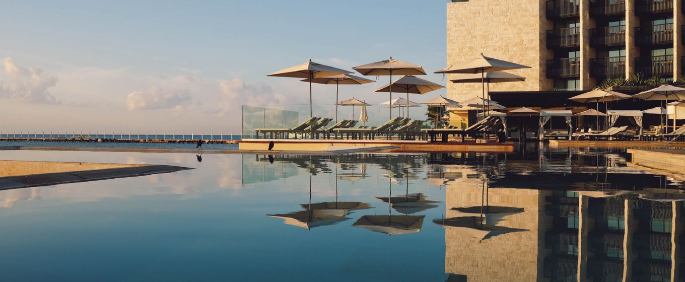 Outdoor-Pool-Deck-Chairs-Umbrela